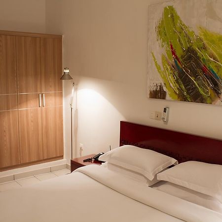 Hotel Le Vaisseau Abidjan Bagian luar foto