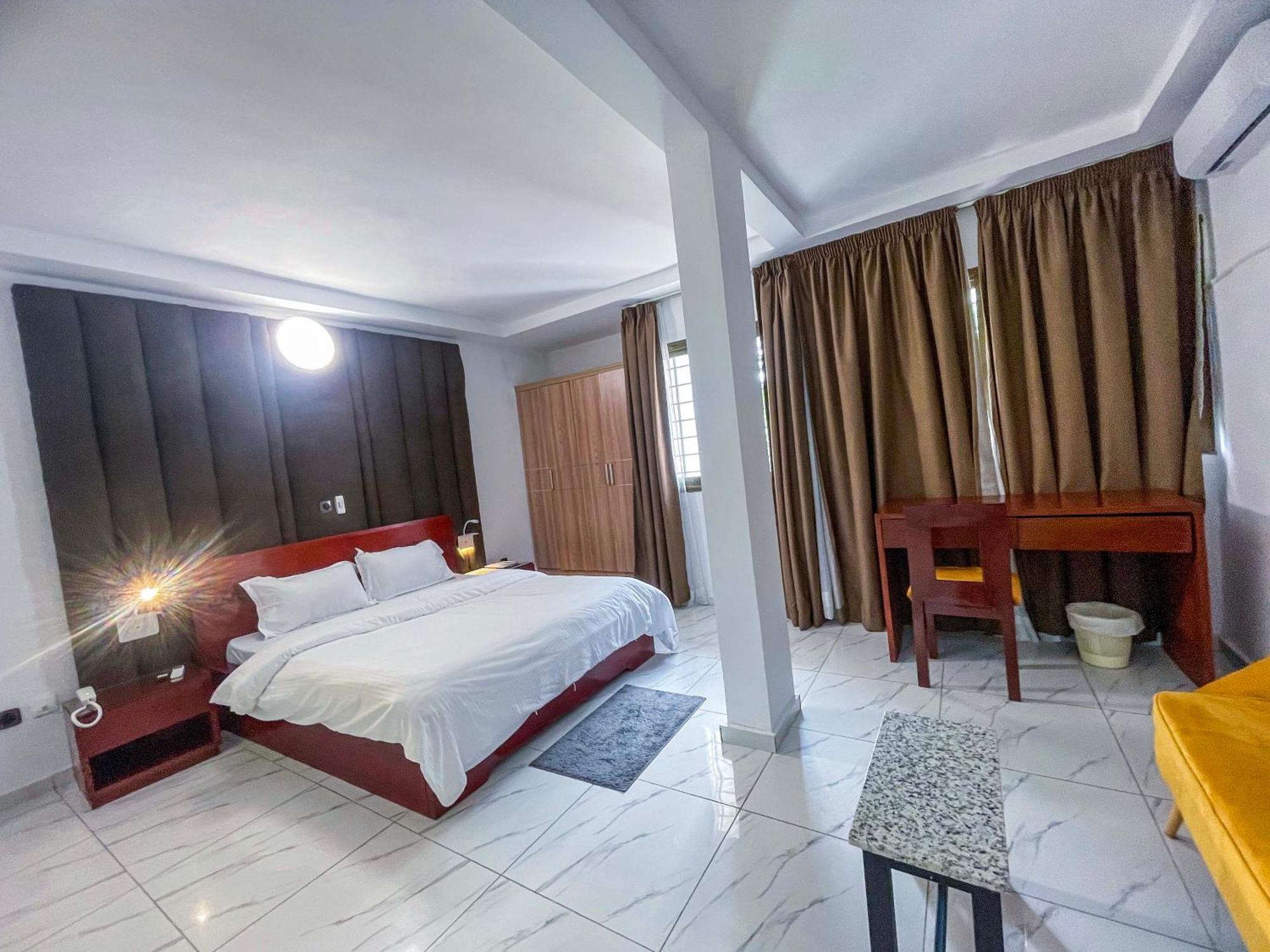 Hotel Le Vaisseau Abidjan Bagian luar foto