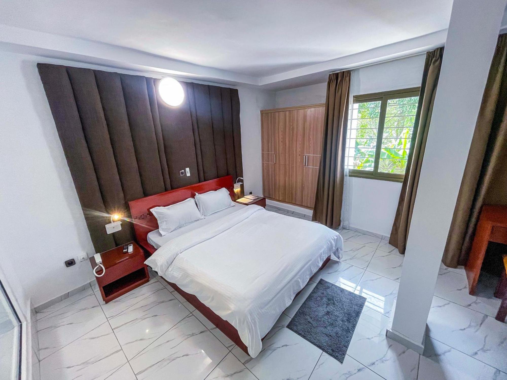 Hotel Le Vaisseau Abidjan Bagian luar foto