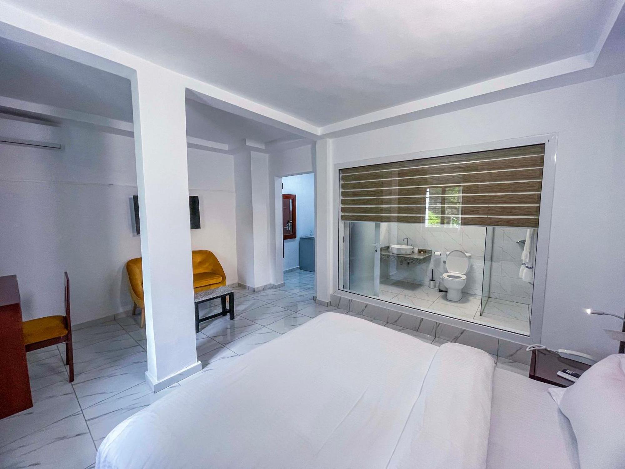 Hotel Le Vaisseau Abidjan Bagian luar foto