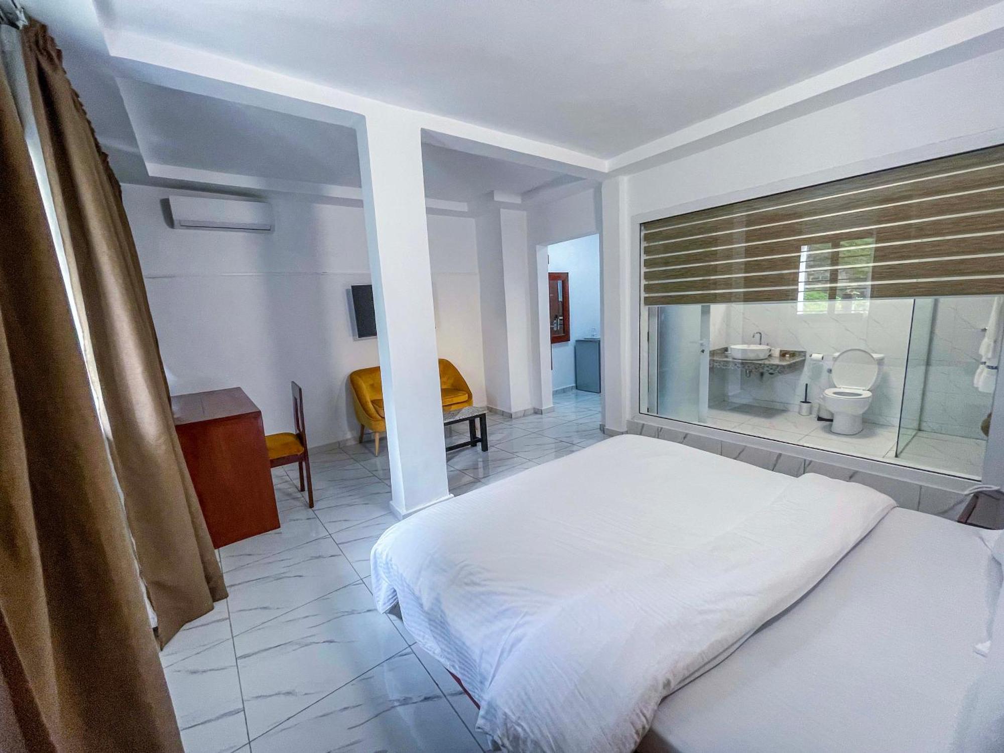Hotel Le Vaisseau Abidjan Bagian luar foto