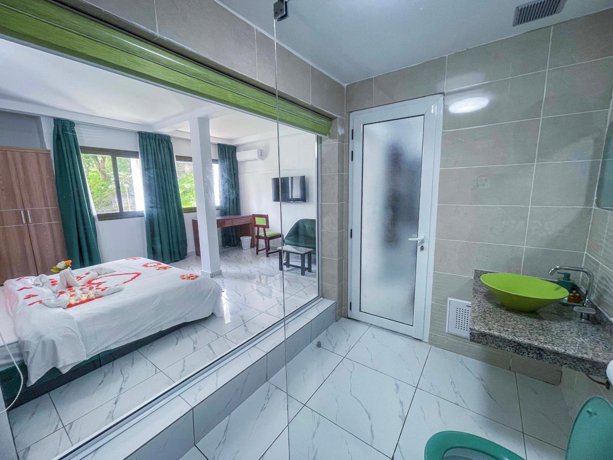 Hotel Le Vaisseau Abidjan Bagian luar foto
