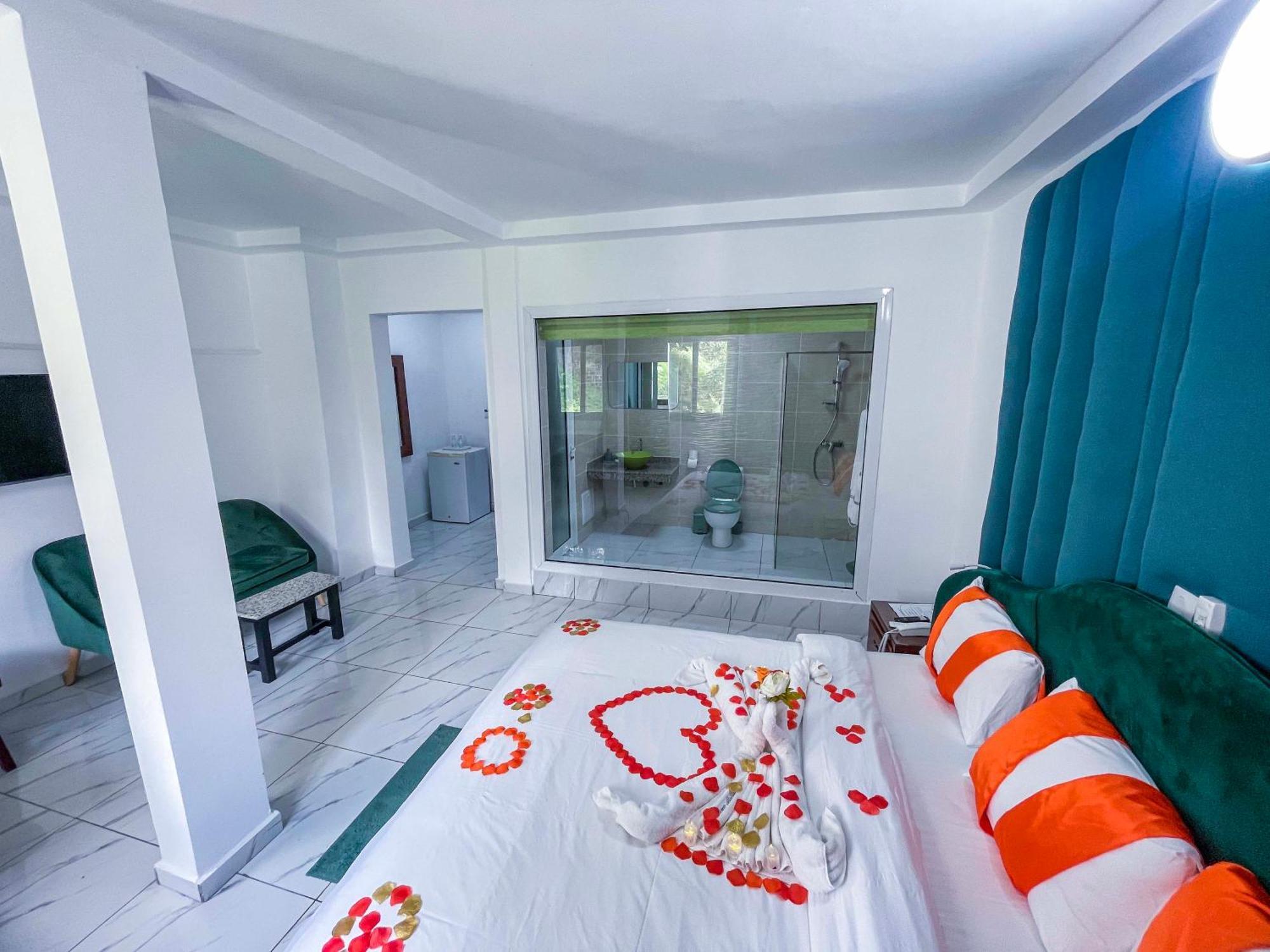 Hotel Le Vaisseau Abidjan Bagian luar foto