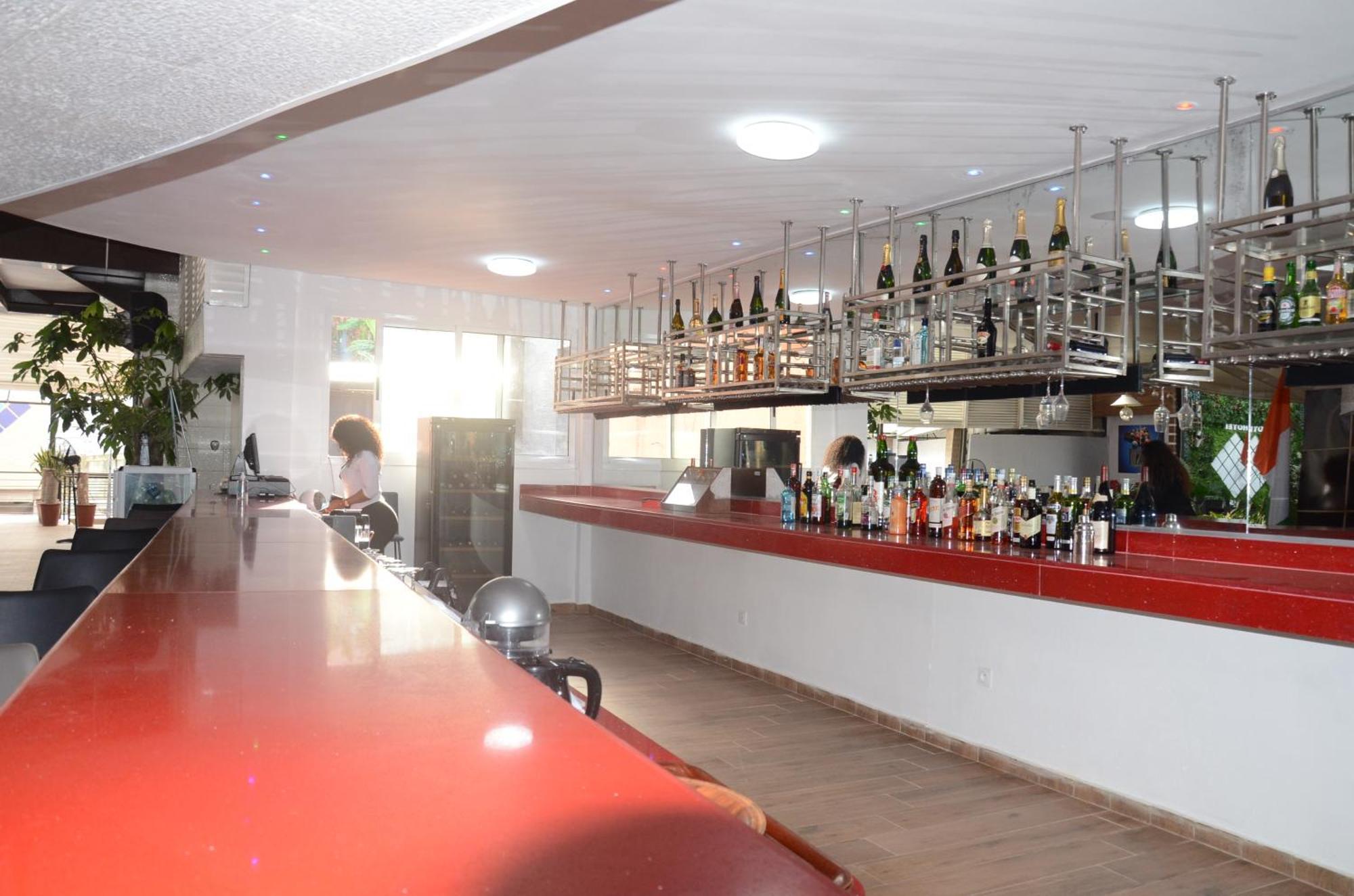 Hotel Le Vaisseau Abidjan Bagian luar foto