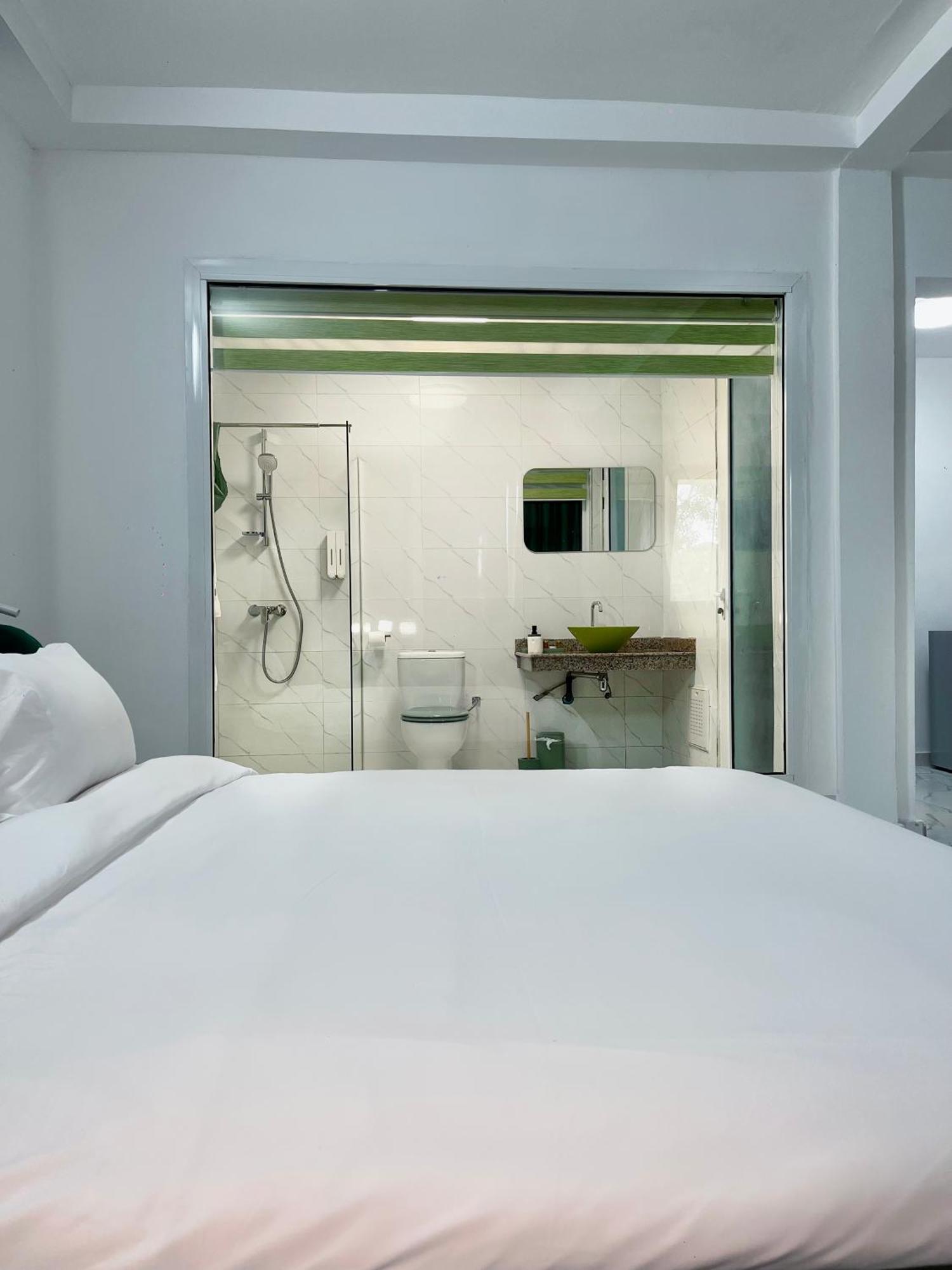Hotel Le Vaisseau Abidjan Bagian luar foto