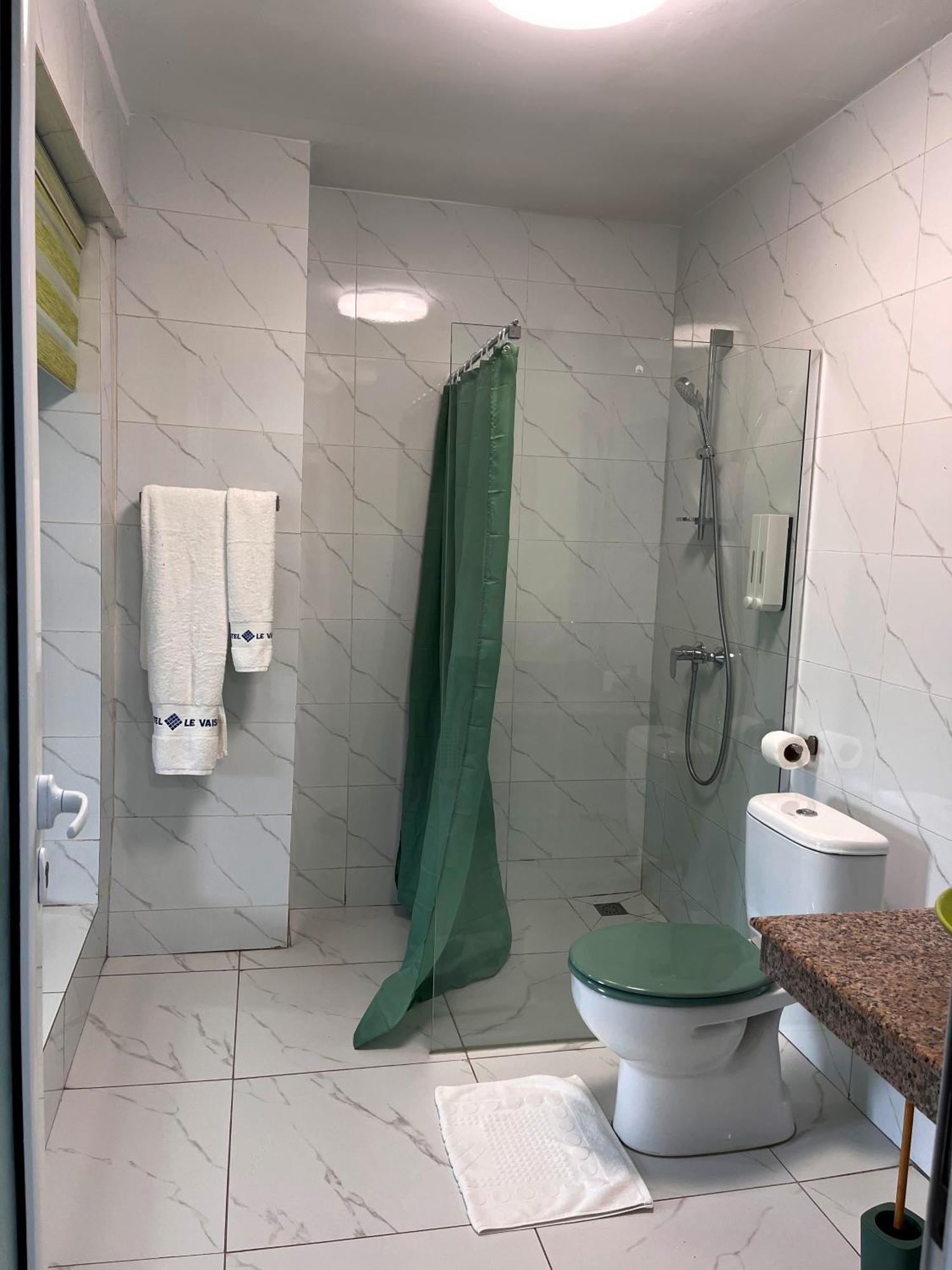 Hotel Le Vaisseau Abidjan Bagian luar foto