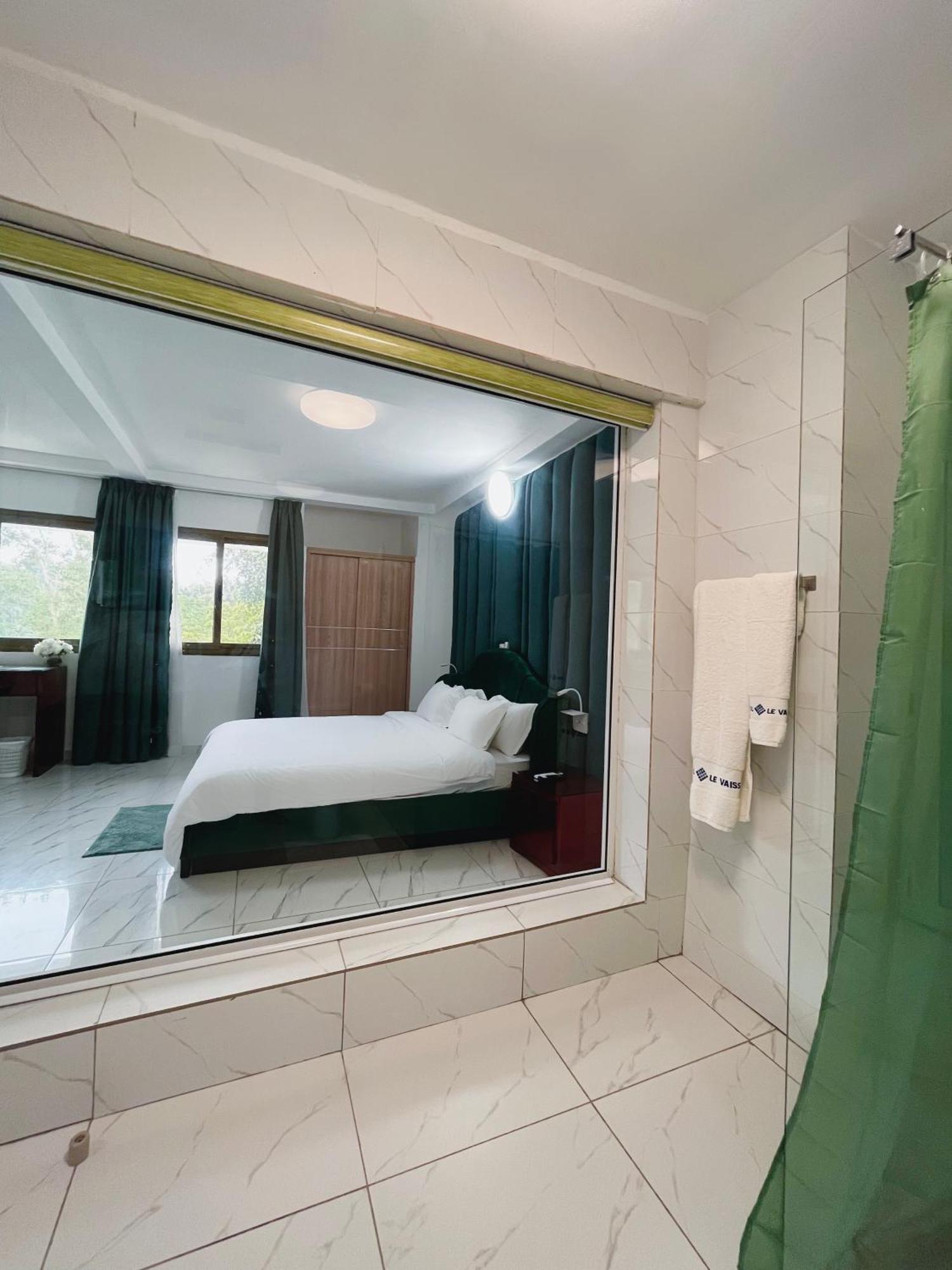 Hotel Le Vaisseau Abidjan Bagian luar foto