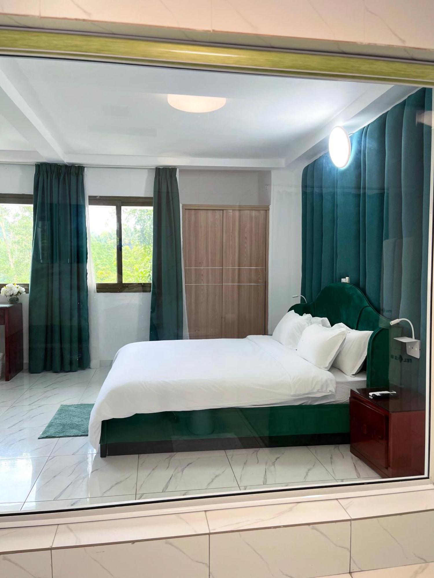 Hotel Le Vaisseau Abidjan Bagian luar foto