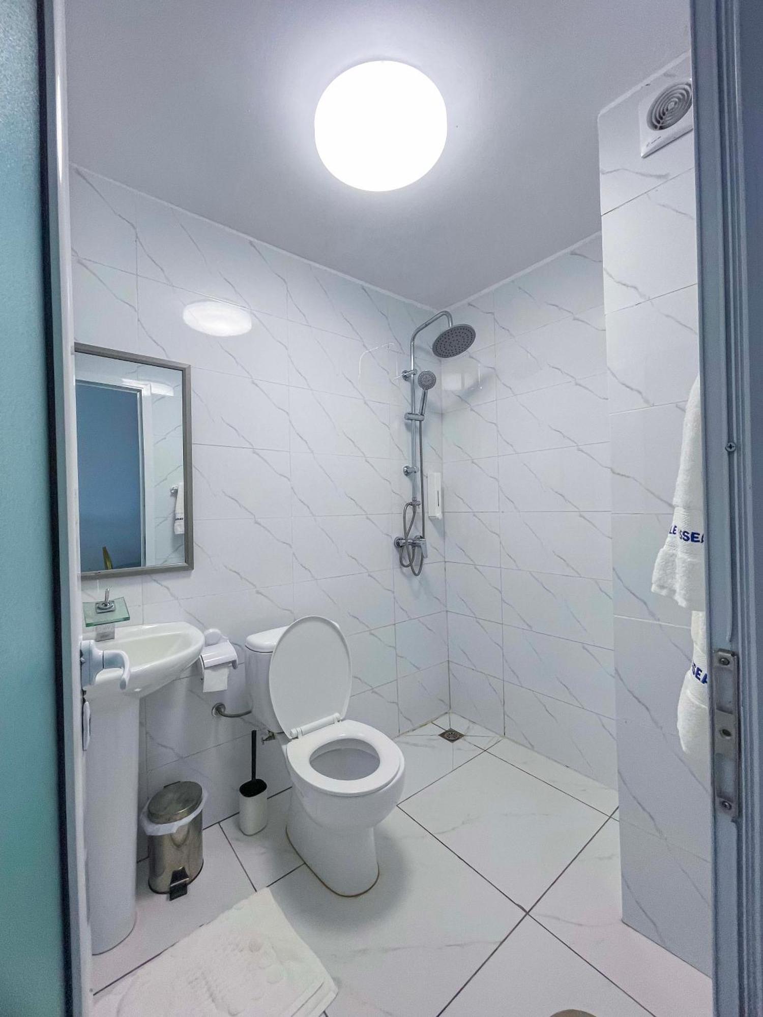 Hotel Le Vaisseau Abidjan Bagian luar foto