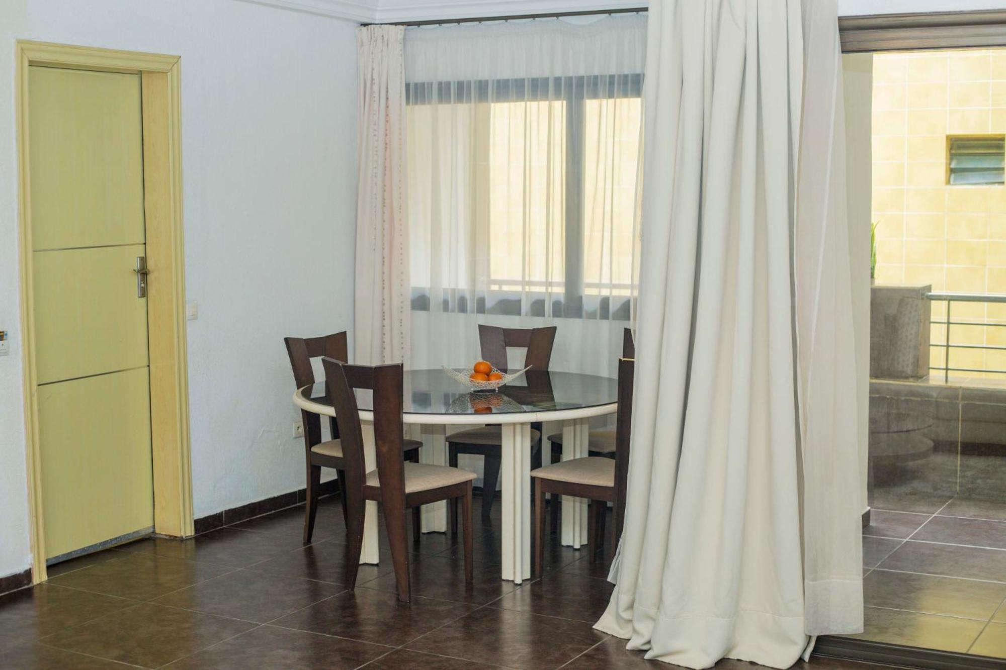Hotel Le Vaisseau Abidjan Bagian luar foto