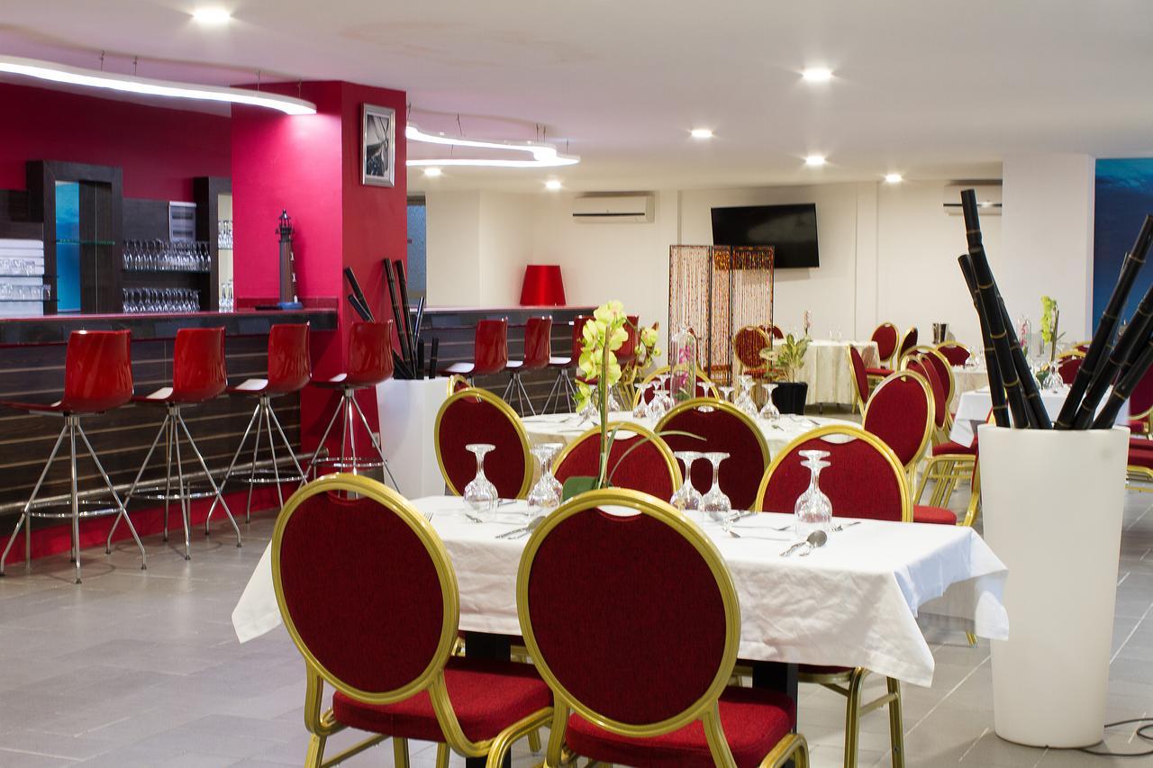 Hotel Le Vaisseau Abidjan Bagian luar foto